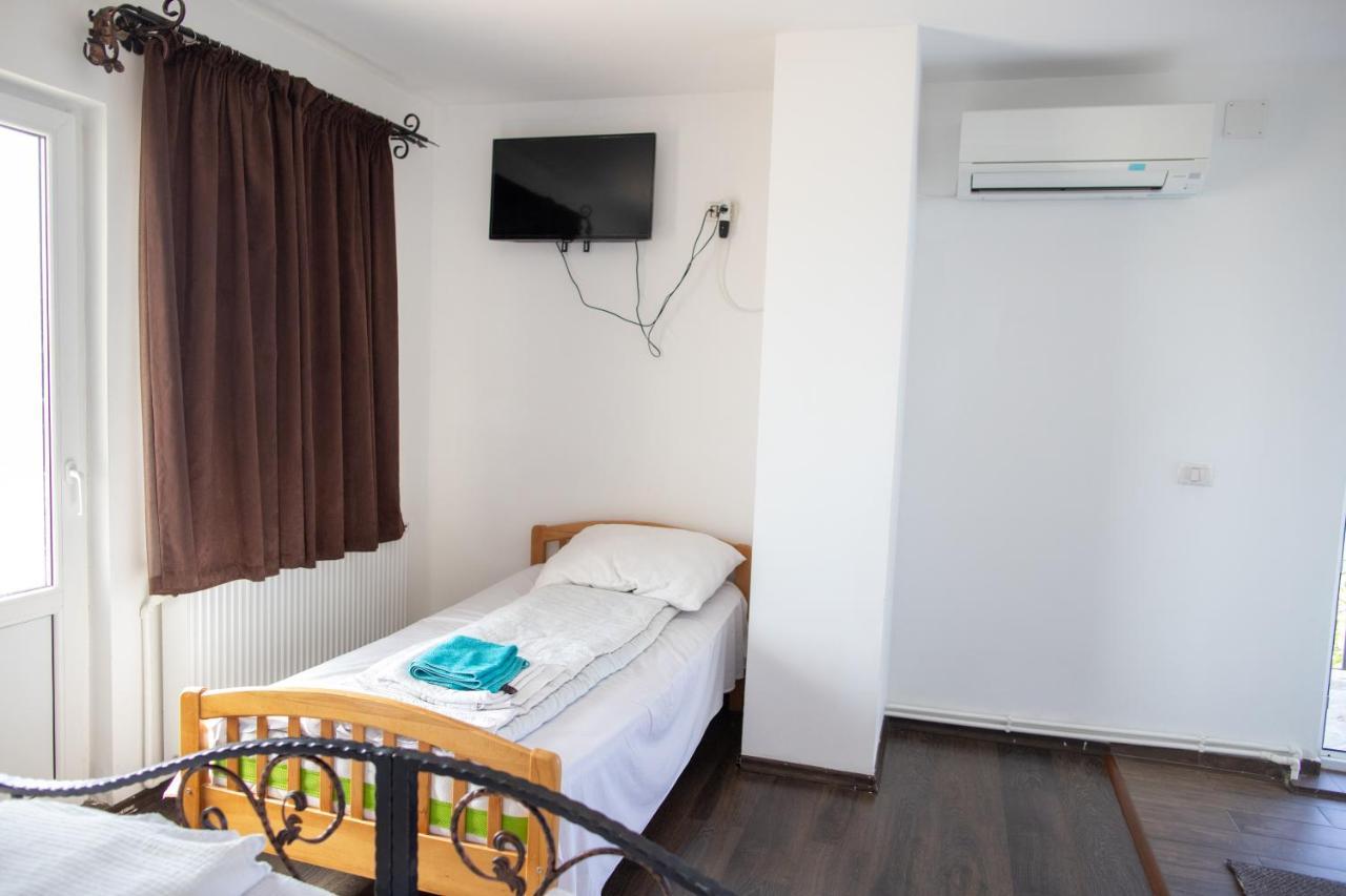 Motel Aris Meridian Piatra Neamt Exterior photo