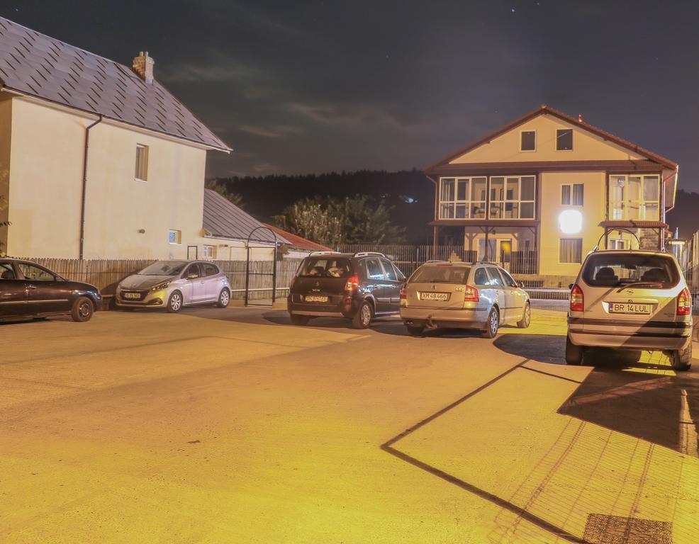 Motel Aris Meridian Piatra Neamt Exterior photo